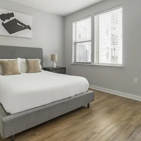Landing At Foster On The Park - 1 Bedroom In Downtown